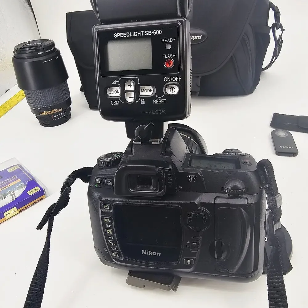 Nikon D70S 6.1MP Digital SLR Camera Kit 18-70mm Nikkor 4-5.6/70-300 TESTED